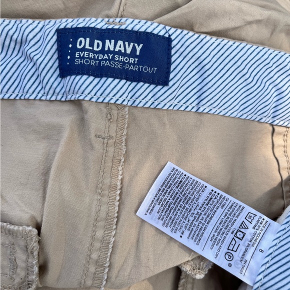 Old Navy khaki everyday short, size 8 - Picture 2 of 3